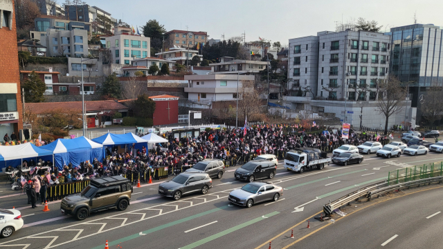 8일 용산구 한남동 대통령 관저 근처에서 윤석열 대통령 탄핵 반대 집회가 열리고 있다. 강영훈 기자 green@imaeil.com