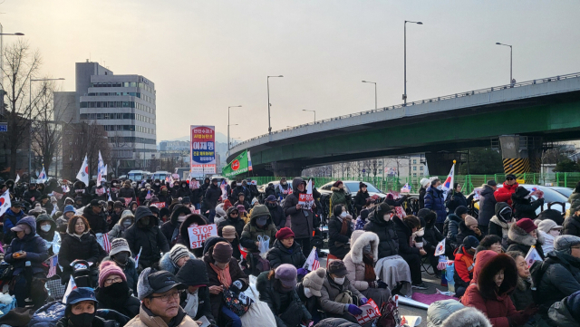 8일 용산구 한남동 대통령 관저 근처에서 윤석열 대통령 탄핵 반대 집회가 열리고 있다. 강영훈 기자 green@imaeil.com