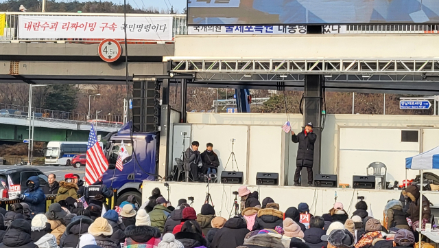 8일 용산구 한남동 대통령 관저 근처에서 윤석열 대통령 탄핵 반대 집회에서 관계자가 발언하고 있는 모습. 강영훈 기자 green@imaeil.com