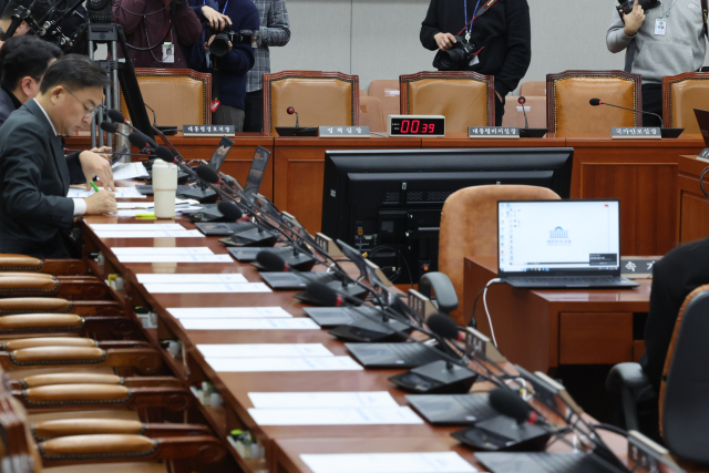 8일 오전 여당 의원들이 불참한 국회 운영위원회 전체회의에서 