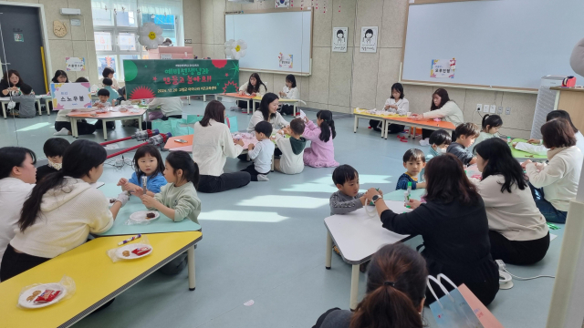 계명문화대 학생들이 고령군 아이나라 키즈교육센터에서 아이들과 만들기 놀이를 하고 있다. 계명문화대 제공