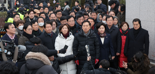 국민의힘 김기현 의원을 비롯한 의원들이 지난 6일 오후 서울 용산구 대통령 관저 앞에서 입장발표를 하고 있다. 연합뉴스