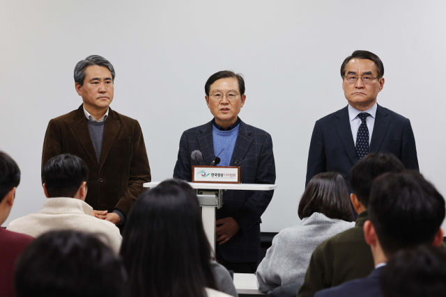 윤석열 대통령 측 윤갑근 변호사가 8일 서울 서초구 한국컨퍼런스센터에서 열린 기자간담회에서 발언하고 있다. 연합뉴스