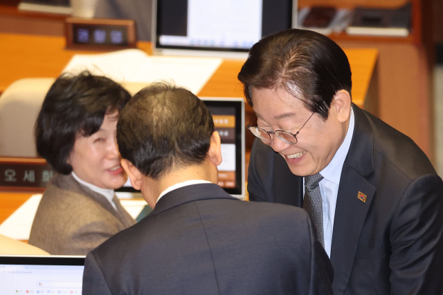 더불어민주당 이재명 대표가 8일 오후 국회 본회의에서 내란 특검법, 김건희 여사 특검법, 양곡관리법 개정안 등 농업 관련 법안 4개, 국회법 개정안, 국회증언감정법 개정안에 대한 재표결 투표를 한 뒤 자리로 향하며 미소짓고 있다. 연합뉴스