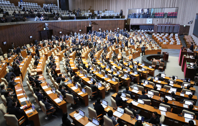 8일 오후 국회 본회의에서 내란 특검법, 김건희 여사 특검법, 양곡관리법 개정안 등 농업 관련 법안 4개, 국회법 개정안, 국회증언감정법 개정안이 재표결 끝에 부결되자 야당 의원들이 밖으로 나서고 있다. 연합뉴스