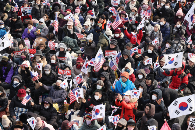 법원이 윤석열 대통령에 대한 체포영장을 재발부해 공조수사본부 차원의 영장 2차 집행 시도가 초읽기에 들어간 8일 오후 서울 용산구 한남동 대통령 관저 인근에서 보수단체가 주최한 탄핵 반대 집회가 열리고 있다. 연합뉴스