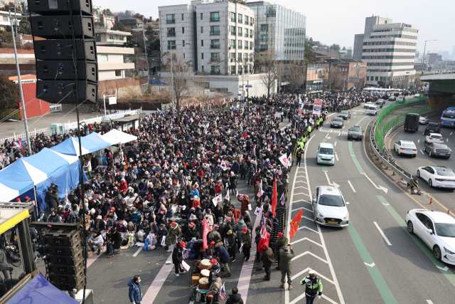 법원이 윤석열 대통령에 대한 체포영장을 재발부해 공조수사본부 차원의 영장 2차 집행 시도가 초읽기에 들어간 8일 오후 서울 용산구 한남동 대통령 관저 인근에서 보수단체가 주최한 탄핵 반대 집회가 열리고 있다. 연합뉴스