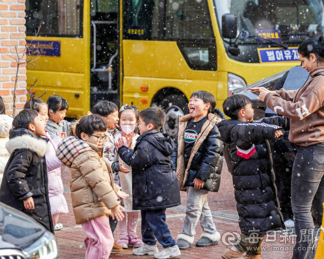 지난 8일 대구 수성구 범어유치원 어린이들이 함박눈을 맞으며 즐거운 시간을 보내고 있다. 매일신문DB