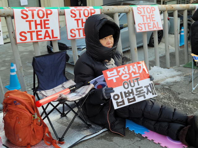 8일 서울 용산 한남동 한남초등학교 앞 대통령 공관으로 향하는 도로가에 김나현씨(51)가 앉아있다. 이민호 기자 lmh@imaeil.com