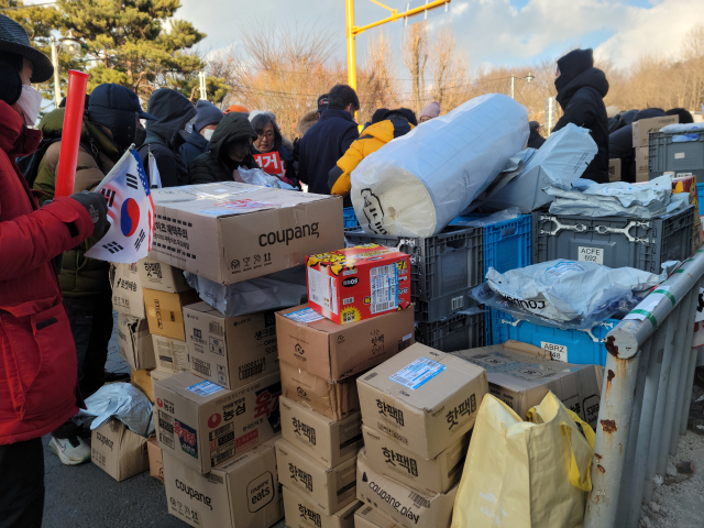 8일 서울 용산 한남동 한남초등학교 앞 대통령 공관으로 향하는 도로에 집회 참석자들을 위한 지원품이 배달돼 있다. 이민호 기자 lmh@imaeil.com