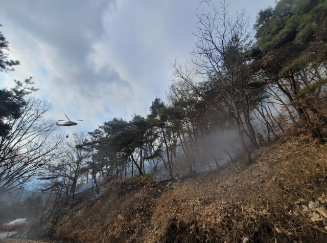 8일 오후 의성군 안계면 안정리 해망산 중턱에서 6시간 간격을 두고 산불이 잇따라 발생했다. 경북도소방본부 제공.