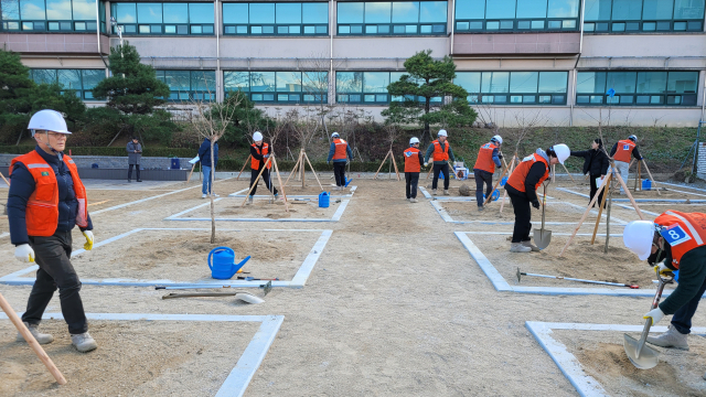 경남도림거창대학 스마트귀농귀촌학부는 학생들이 국가기술자격 조경산업기사 시험을 치르고 있다.거창대학 제공.