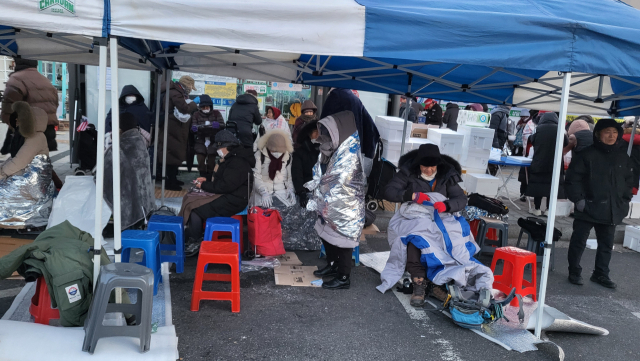 9일 대통령 한남동 관저 인근 탄핵 반대 집회 현장에서 윤석열 대통령 지지자들이 삼삼오오 모여 추위를 버티고 있다. 강영훈 기자 green@imaeil.com