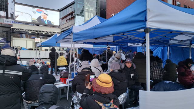 9일 대통령 한남동 관저 인근 탄핵 반대 집회 현장에서 윤석열 대통령 지지자들이 삼삼오오 모여 추위를 버티고 있다. 강영훈 기자 green@imaeil.com