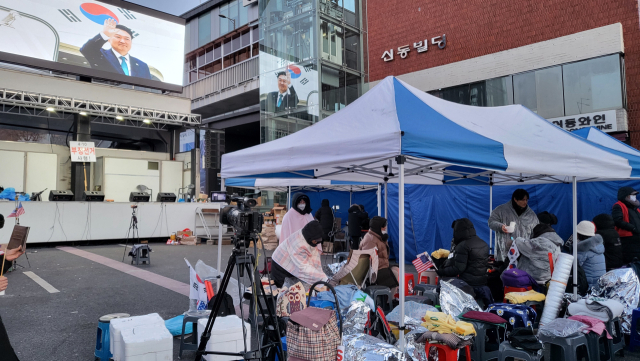 9일 대통령 한남동 관저 인근 탄핵 반대 집회 현장에서 윤석열 대통령 지지자들이 삼삼오오 모여 추위를 버티고 있다. 강영훈 기자 green@imaeil.com