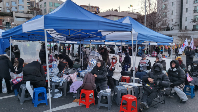 9일 대통령 한남동 관저 인근 탄핵 반대 집회 현장에서 윤석열 대통령 지지자들이 삼삼오오 모여 추위를 버티고 있다. 강영훈 기자 green@imaeil.com