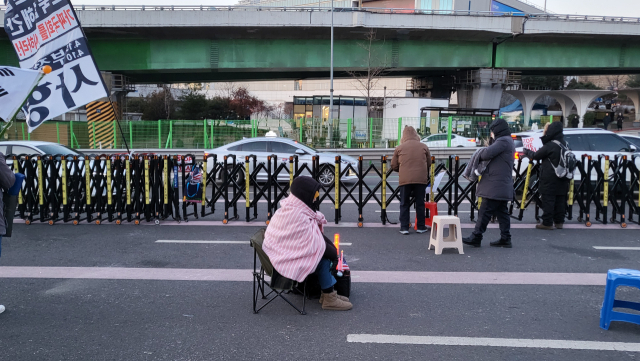 9일 대통령 한남동 관저 인근 탄핵 반대 집회 현장에서 한 참가자가 자리를 지키고 있다. 강영훈 기자 green@imaeil.com