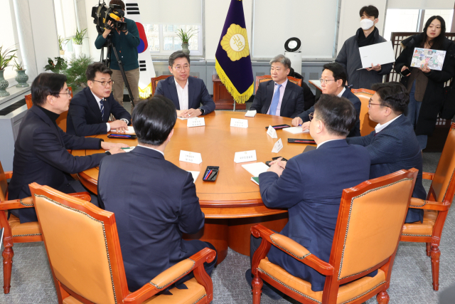 9일 오전 서울 여의도 국회에서 국민의힘 김상훈 정책위의장, 더불어민주당 진성준 정책위의장, 방기선 국무조정실장 등이 국정협의체 첫 실무협의를 하고 있다. 이날 협의에는 더불어민주당 이해식 당대표 비서실장·진성준 정책위의장, 조오섭 국회의장 비서실장, 방기선 국무조정실장, 국민의힘 김상훈 정책위의장·강명구 비대위원장 비서실장, 김범석 기획재정부 1차관, 곽현 정무수석비서관이 참석했다. 연합뉴스