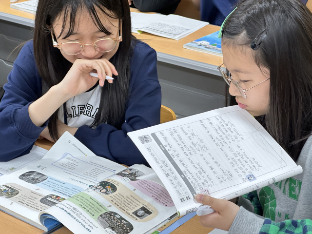 김천 운곡초등학교 학생들이 질문 공책을 활용해 수업을 진행하고 있다. 경북교육청 제공