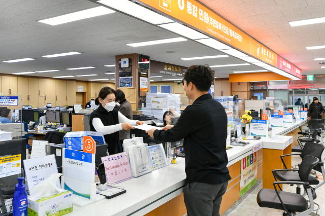 야간 시간대에 영주시청 민원실을 방문한 한 민원인이 여권 발급 신청서를 제출하고 있다. 영주시 제공