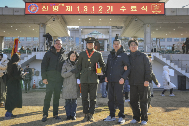 소방관 근무 중 해병대 복무를 선택해 6주간의 훈련을 마치고 수료한 송수완 이병이 가족들과 기념사진을 촬영하고 있다. 해병대 교육훈련단 제공.