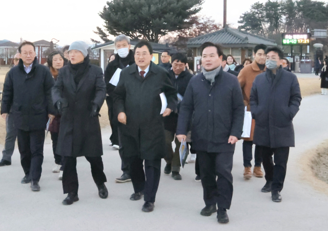 경북도는 아시아·태평양 경제협력체(APEC) 정상회의 준비 상황 점검차 경주를 찾은 유인촌 문화체육관광부 장관에게 지역 문화산업 현안 사안을 위한 정책 지원을 요청했다. 경북도 제공.