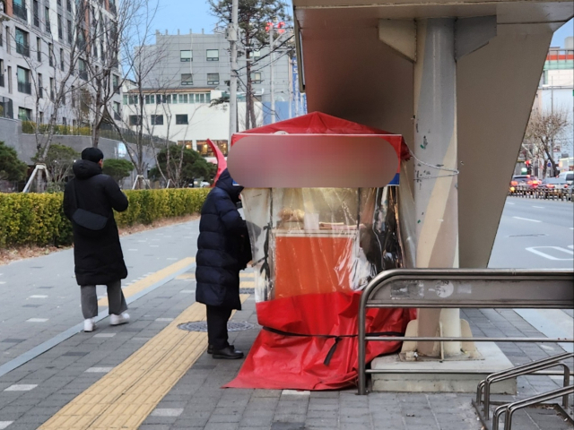 지난 7일 오후 대구 북구의 한 노점에서 시민이 붕어빵을 사고 있다. 윤수진 기자