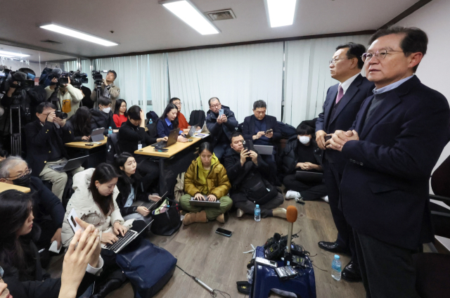 윤갑근(오른쪽), 석동현 변호사등 윤석열 대통령 대리인단이 9일 오후 서울 서초구 석동현 변호사 사무실에서 외신기자 대상 기자회견을 하고 있다. 연합뉴스