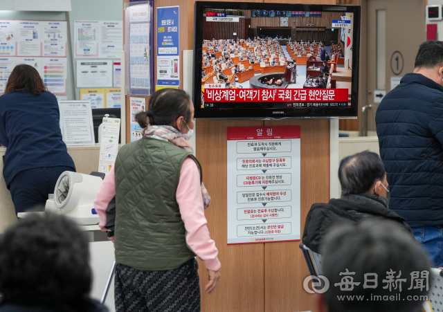 지난달 9일 대구 시내의 한 대학병원에서 내원한 시민들이 국정 소식과 관련된 뉴스를 시청하고 있다. 안성완 기자 asw0727@imaeil.com