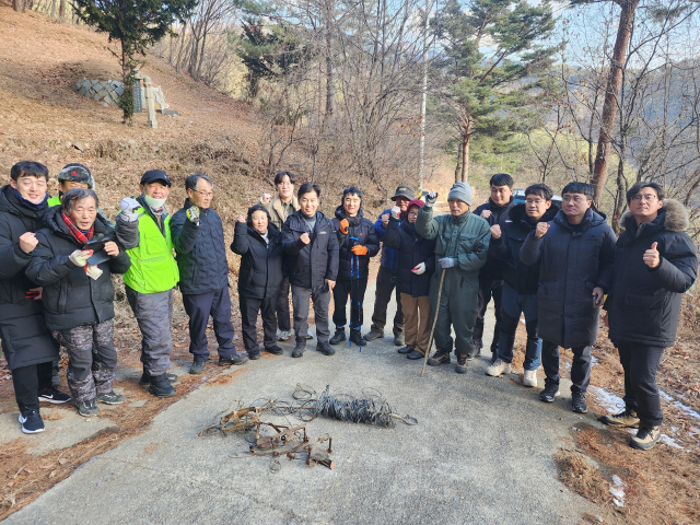 불법 엽구 수거 단체사진. 대구환경청 제공