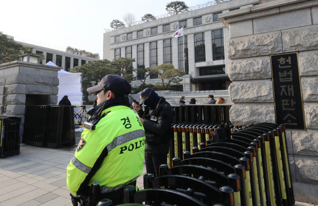 윤석열 대통령의 탄핵심판 정식 변론이 엿새 앞으로 다가온 8일 오전 서울 종로구 헌법재판소 앞에서 경찰이 경계 근무를 서고 있다. 헌재는 오는 14일을 시작으로 매주 2차례, 화·목요일에 변론기일을 진행한다. 연합뉴스