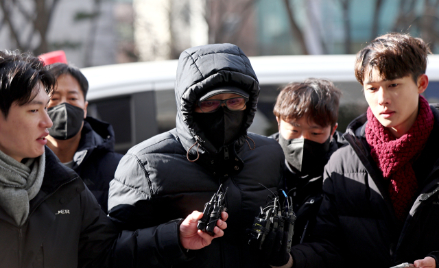 2018년 지방선거 당시 공천을 받게 해주겠다며 거액을 수수한 혐의를 받는 무속인 