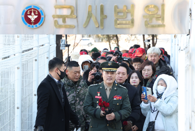 해병대 채모 상병 순직 사건 관련 항명 및 상관명예훼손 혐의로 기소된 박정훈 전 해병대 수사단장(대령)이 9일 오전 서울 용산구 국방부 군사법원에서 열린 1심에서 무죄를 선고받은 뒤 나서고 있다. 연합뉴스