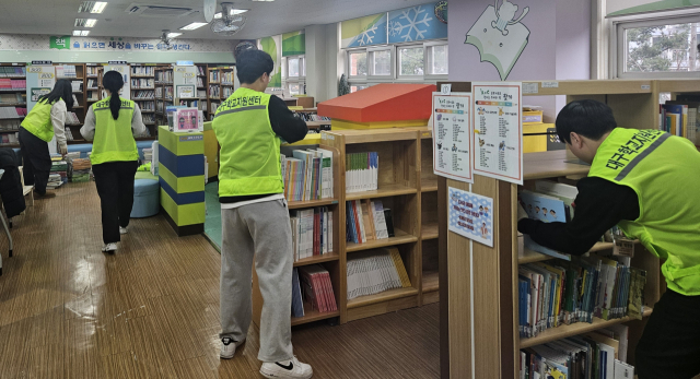 대구학교지원센터가 도서관 청소를 지원하고 있다. 대구시 교육청 제공