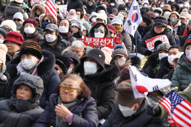 법원이 윤석열 대통령에 대한 체포영장을 재발부해 공조수사본부 차원의 영장 2차 집행 시도가 초읽기에 들어간 8일 오후 서울 용산구 한남동 대통령 관저 인근에서 보수단체가 주최한 탄핵 반대 집회에서 참가자들이 체포 반대 구호를 외치고 있다. 연합뉴스