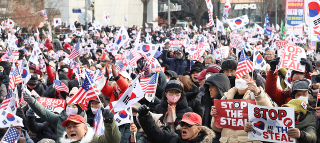 국힘 34% 민주 36% 지지율 계엄사태 이전 회귀