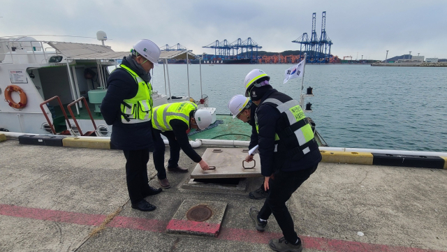 부산항만공사 관계자가 부산항 신항 소형선부두 안전점검을 하고 있다. [사진=BPA]