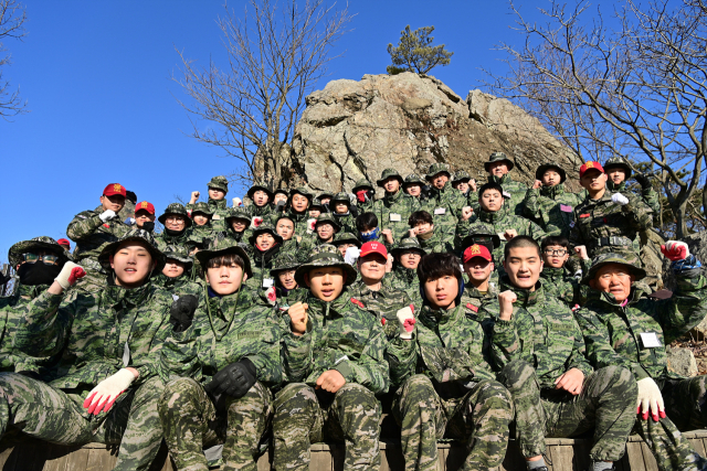 지난 8일 해병대 캠프 참가자들이 천자봉 고지정복 훈련을 실시했다. 해병대 1사단 제공.