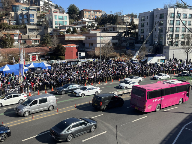 10일 오후 12시 30분쯤 탄핵 무효를 주장하는 이들 600여명이 모여 관저 인근에서 집회를 열고 있는 모습. 정두나 기자