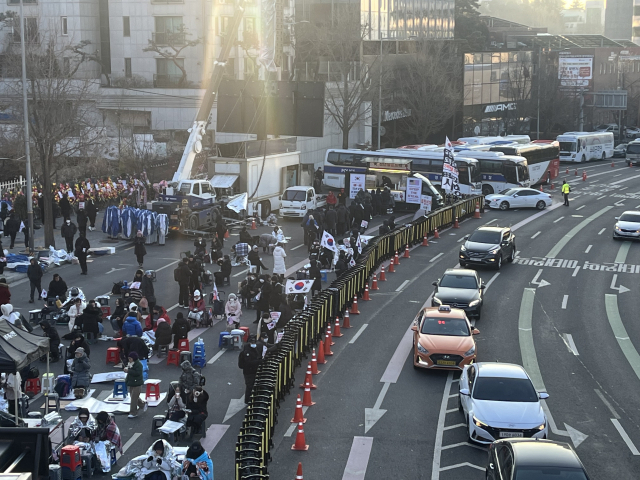 11일 오전 용산구 한남대로 대통령 관저 앞 집회 참가자들의 철야 농성 모습. 정두나 기자