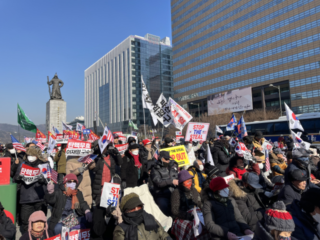 11일 오후 광화문에 탄핵 반대 집회 참가자들이 모였다. 정두나 기자