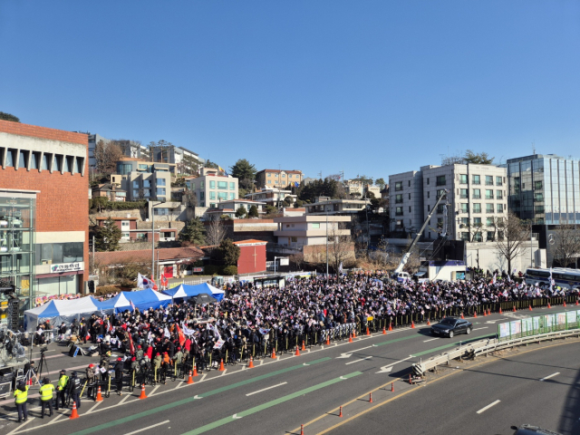 11일 오후 서울 용산구 한남동 관저 앞, 오후 1시 30분쯤 대통령 탄핵 반대 집회에 참석한 지지자들 모습. 김지수 기자