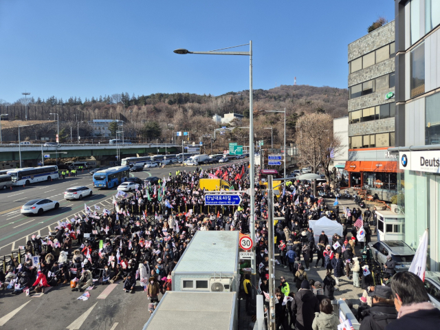 11일 오후 1시 30분쯤 서울 용산구 한남동 관저 앞에 대통령 탄핵 반대 집회에 다수 지지자들이 참석했다. 김지수 기자