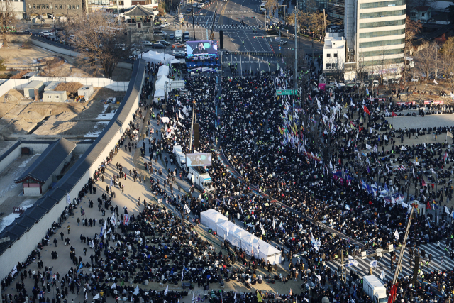 11일 서울 광화문 동십자각 앞에서 윤석열 즉각퇴진 사회대개혁 비상행동, 6차 시민대행진이 열리고 있다. 연합뉴스