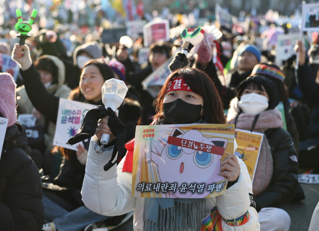 11일 서울 광화문 동십자각 앞에서 윤석열 즉각퇴진 사회대개혁 비상행동, 6차 시민대행진이 열리고 있다. 연합뉴스