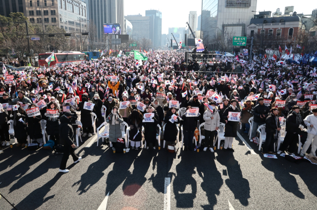 11일 오후 서울 광화문광장 인근에서 