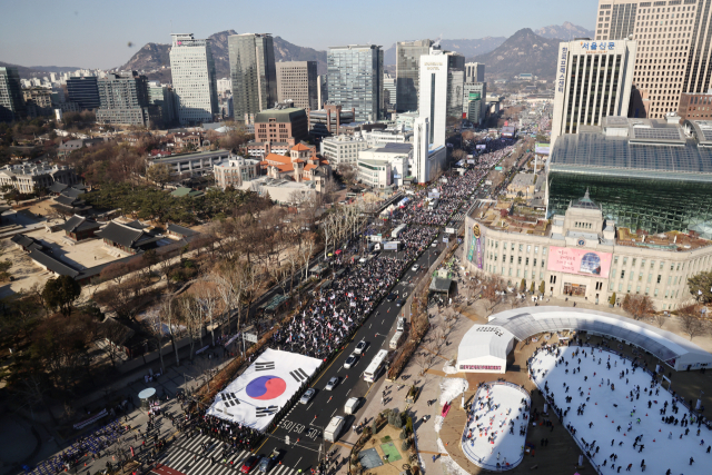 11일 오후 서울 광화문광장 인근에서 