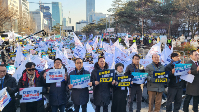 지난 11일 국회의사당 앞에서 세이브코리아 주최로 국가비상기도회가 열리고 있다. 강영훈 기자 green@imaeil.com