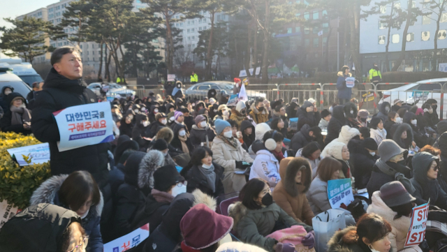 11일 국회의사당 앞에서 열린 세이브코리아 주최 국가비상기도회에서 참석자가 피켓을 들고 있다. 강영훈 기자