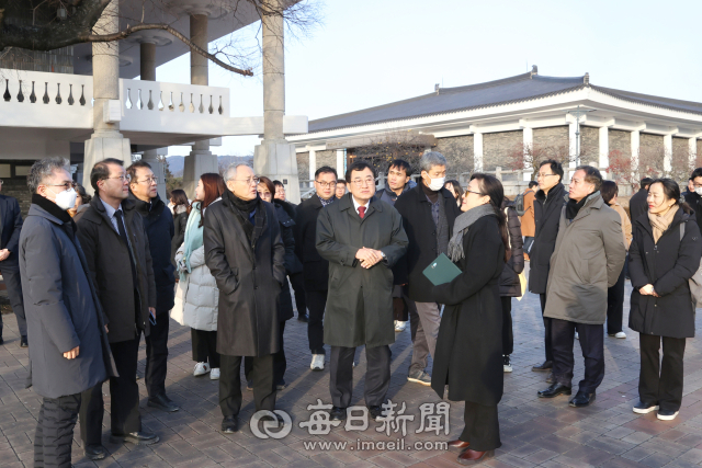 유인촌 문화체육관광부 장관이 2025 APEC 정상회의 준비 상황 점검차 7일 경주를 방문해 주낙영 경주시장 등과 함께 국립경주박물관을 둘러보고 있다. 김진만 기자